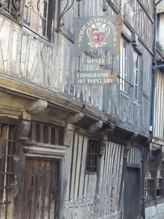 maison de ville idéalement située à honfleur avec parking Extérieur photo